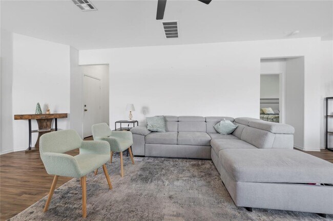 Foto del edificio - 100 Wind Flower Ln
