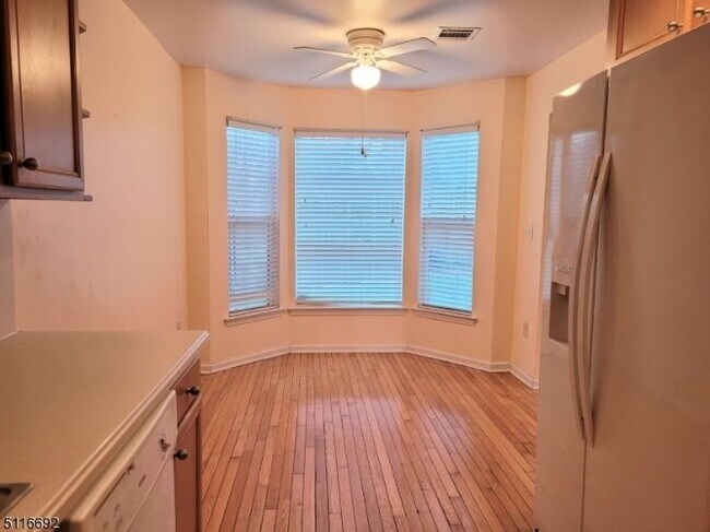 Building Photo - 39 Lakeview Dr