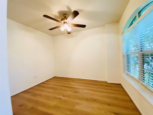 Foto del edificio - 5747 Wandering Creek Dr