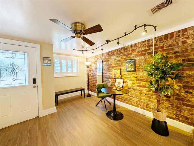 Building Photo - 3215 Royal Oaks Dr