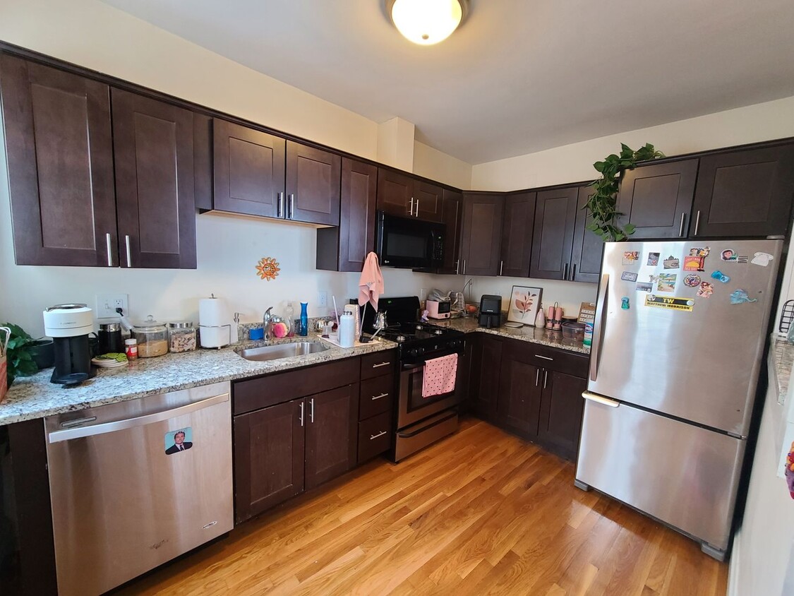 Primary Photo - Renovated 1 bed - Dishwasher - Granite Cou...