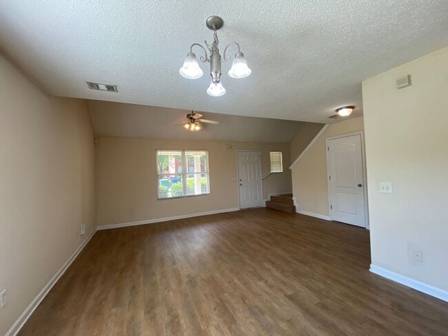 Foto del edificio - AVAILABLE FOR IMMEDIATE MOVE IN! ROOMMATE ...