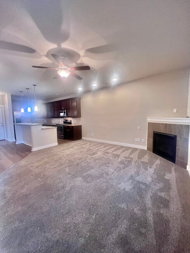 Foto del edificio - 3 bedroom/2.5 bath Condo with attached 2 car garage In Fossil Lake Subdivision in Fort Collins, CO