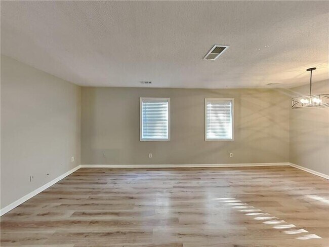 Foto del edificio - 5022 Hawthorne Ct