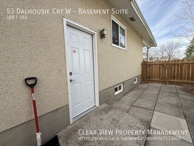 Photo du bâtiment - Bright 1-bedroom plus office lower-level suite with fully fenced yard and Utilities Included!
