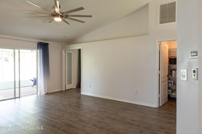 Foto del edificio - 1572 Holbrook Rd NW