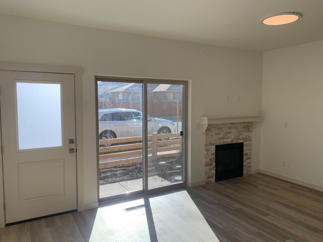 Building Photo - Modern 3 Bed/2.5 Bath Townhome in NW Redmond