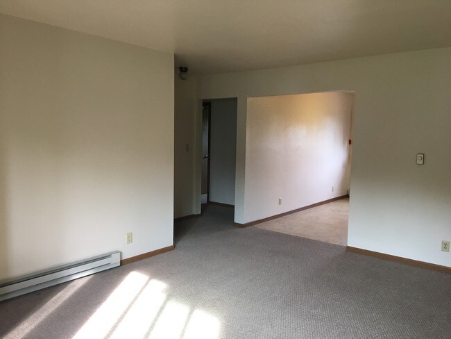 Building Photo - 700 Meadow Ln