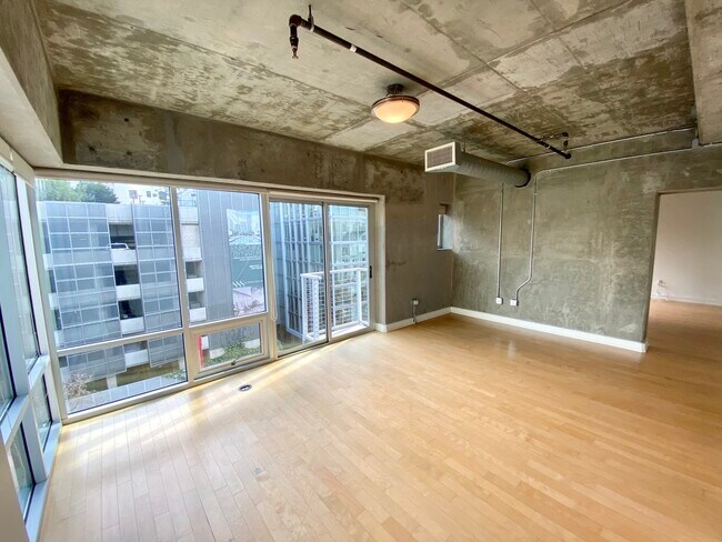 Foto del edificio - 645 W 9th St