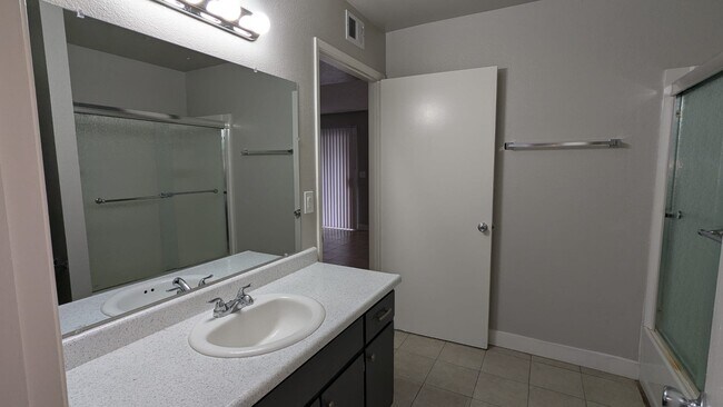 Foto del edificio - 815 N Peach Ave