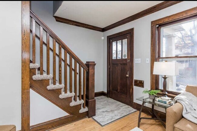 Foto del edificio - 1217 Reaney Ave E