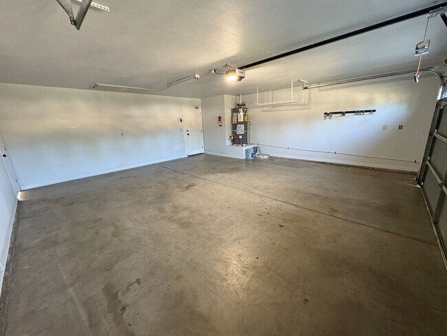 Foto del edificio - SE Visalia home coming soon!