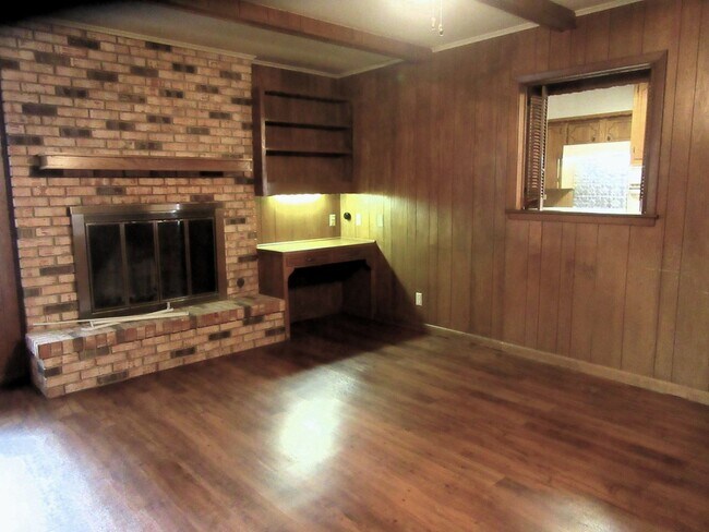 Building Photo - WHITESBORO TX 3/2/2 CHARMING HOME FOR LEASE!