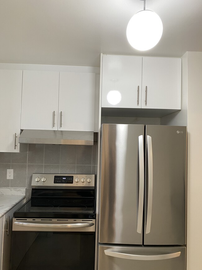 Building Photo - Newly RENOVATED- 2 BEDROOM 1 BATH with BAL...