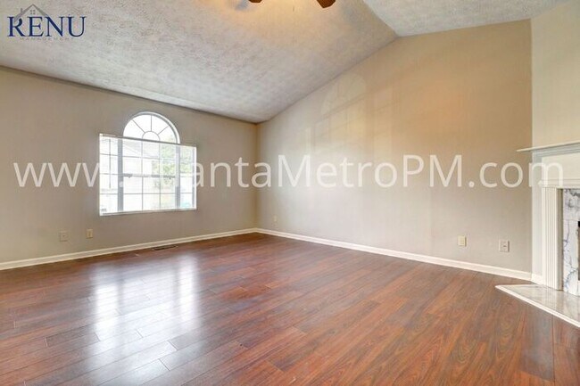 Building Photo - Available Now! 4 Beds & 3 Baths!