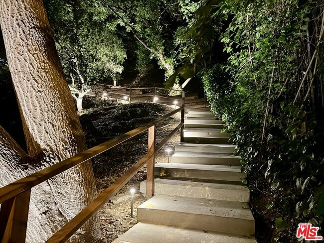 Foto del edificio - 8330 Lookout Mountain Ave