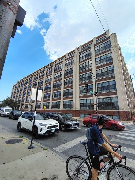 Foto del edificio - 3963 W Belmont Ave