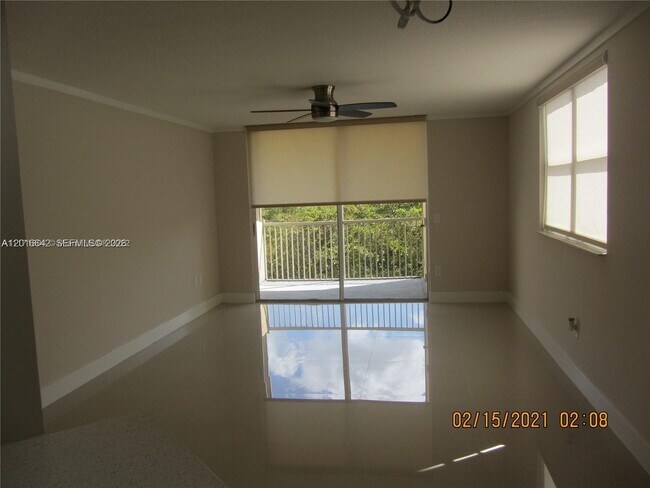 Foto del edificio - 8343 Lake Dr
