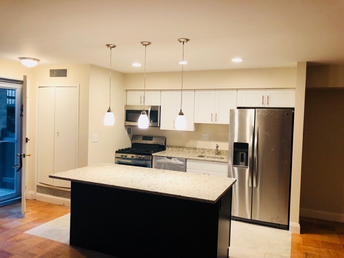 Fully remodeled 2 BR 1BA in Bethesda. Gas and water included. Pets ok. - Fully remodeled 2 BR 1BA in Bethesda. Gas and water included.  Pets ok.