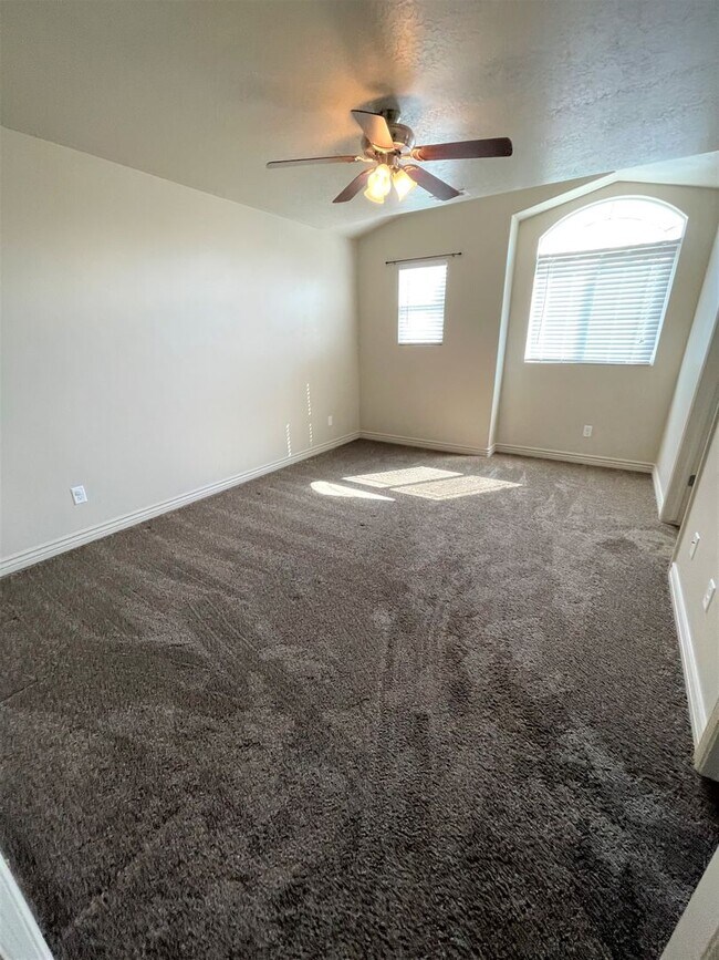 Building Photo - 2 Weeks Rent Free! Beautiful 3 Bed 2.5 Bat...