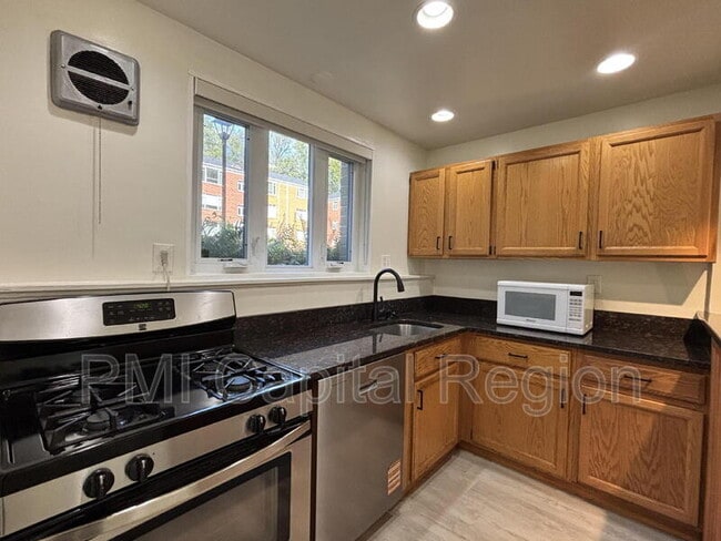Foto del edificio - 10403 Montrose Ave