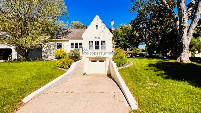 Foto del edificio - Classic 4 Bedroom Single Family Home In So...
