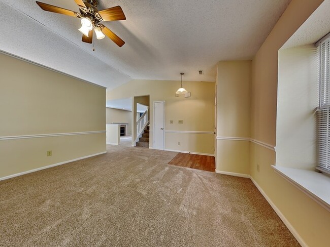 Building Photo - Spacious 3-bedroom Home