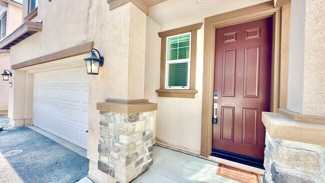 Building Photo - Newer 2022 Construction Two-Story with Pri...