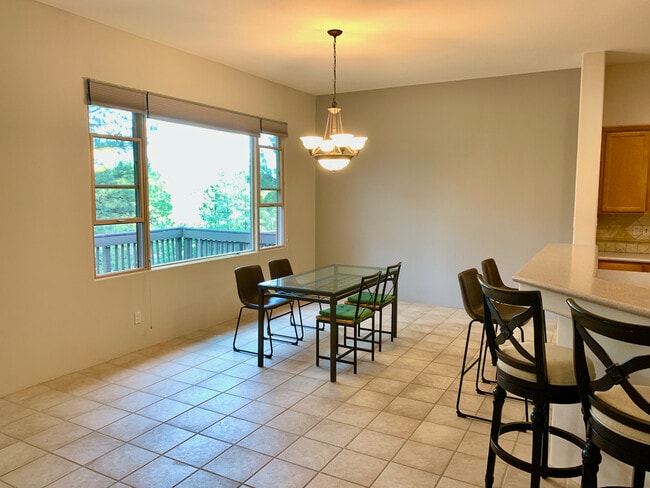 Bright open dining area - 4760 Quemazon