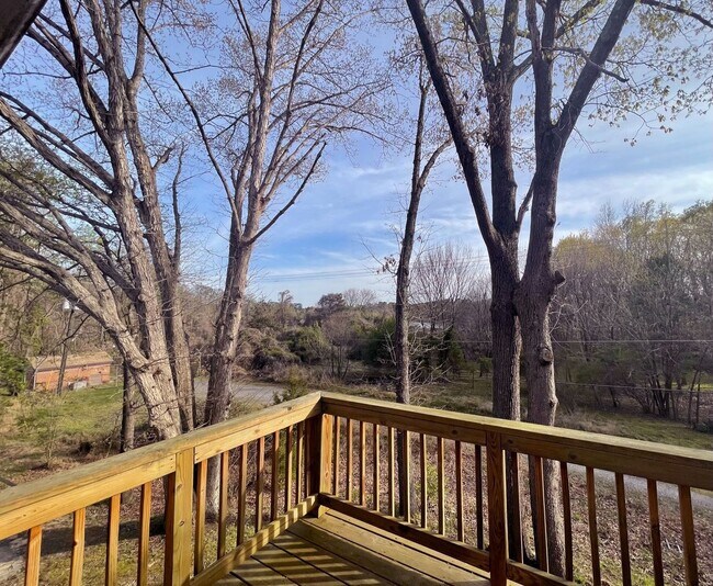 Foto del edificio - Charming 2 bedroom condo off of Jamestown Road! AVAILABLE July 2026!