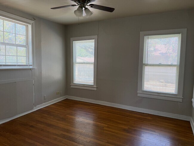 Foto del edificio - Lovely 1-Bedroom in Mahncke Park