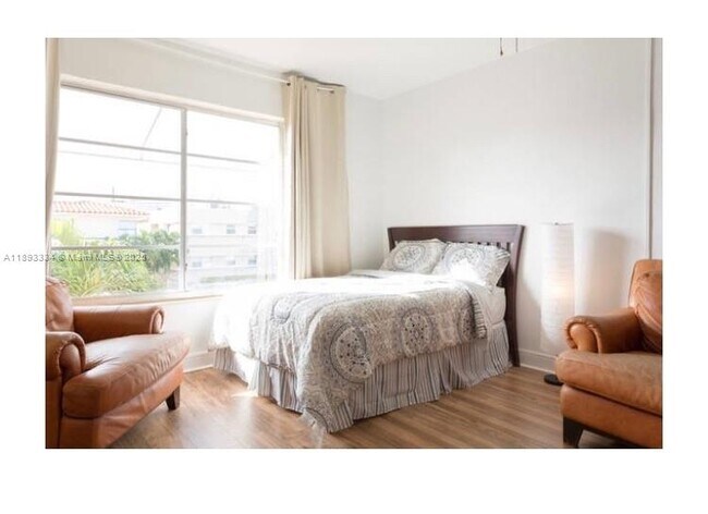 Foto del edificio - 7333 Byron Ave