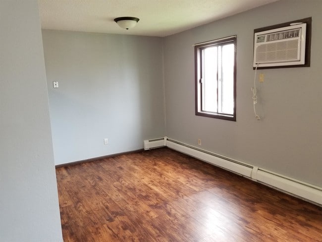 Building Photo - 507 Village Dr