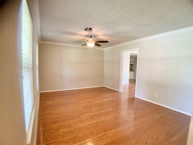 Foto del edificio - 9634 Fairdale Ln