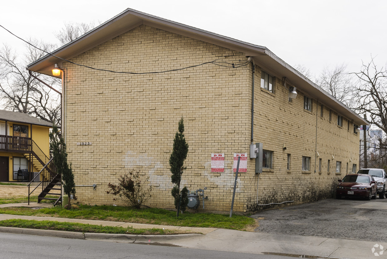 Building Photo - Golden Oaks