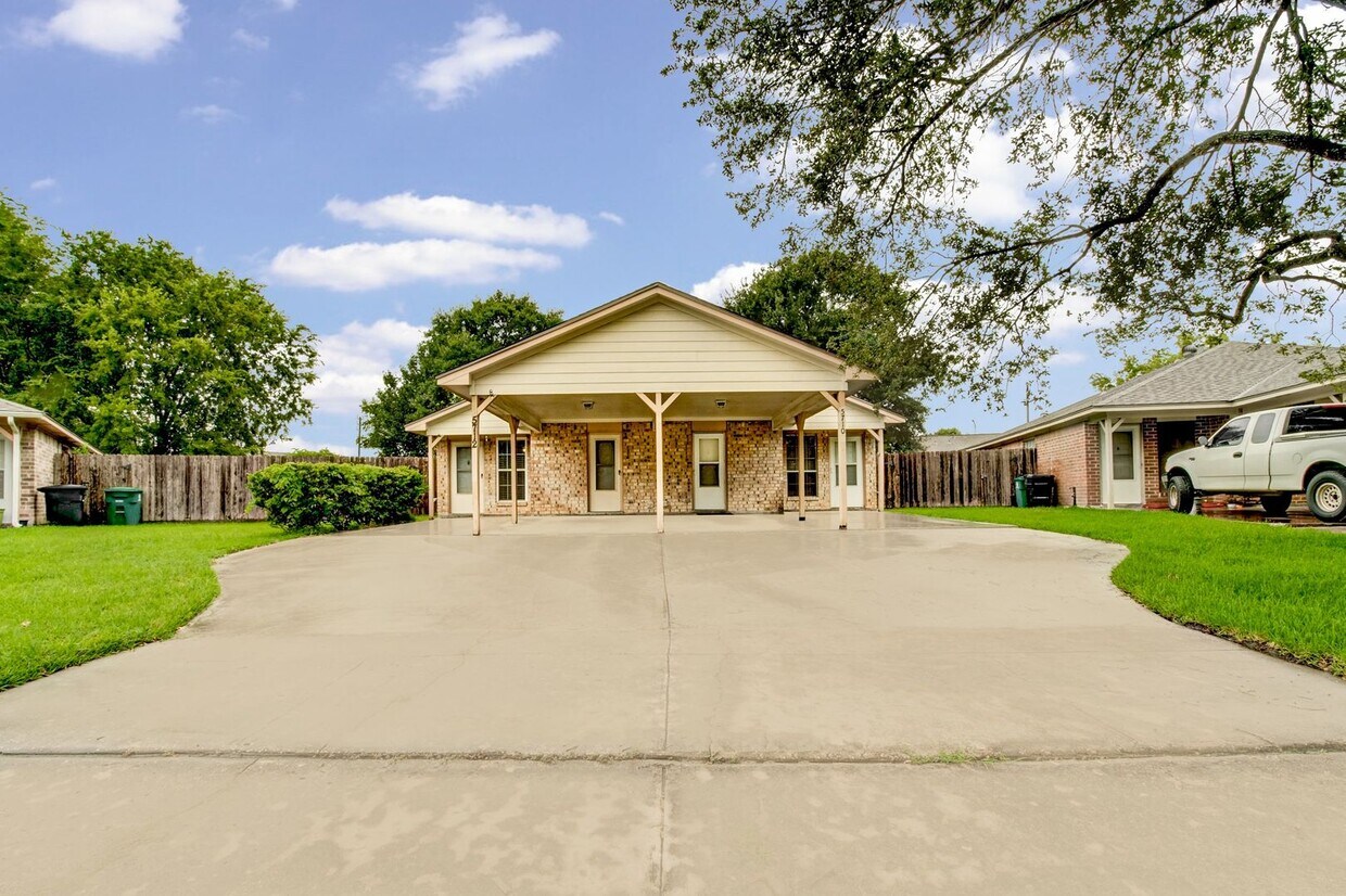 Primary Photo - Beautiful Two Bedroom & One Bathroom Duple...