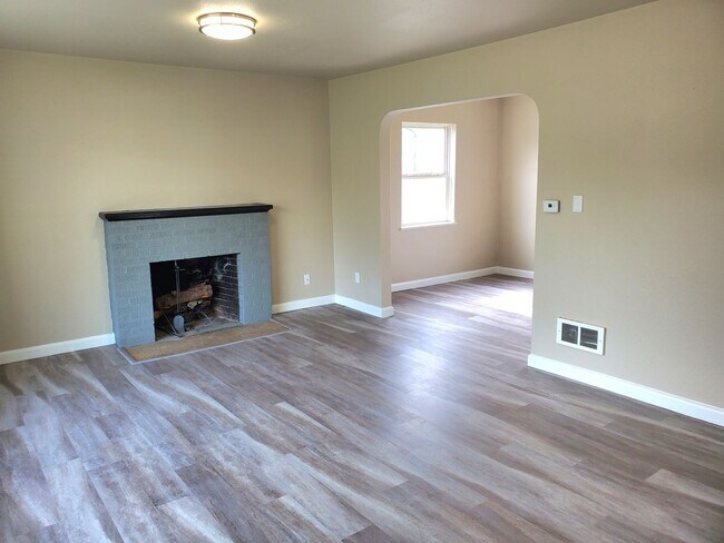 Foto del edificio - Classic Craftsman Home Available