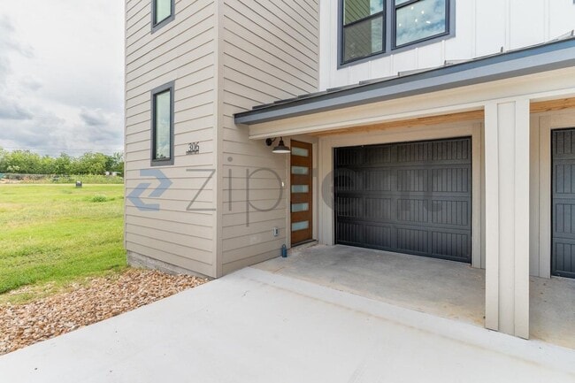 Building Photo - Unit A