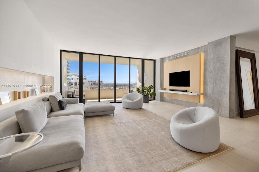 Foto principal - 10205 Collins Ave