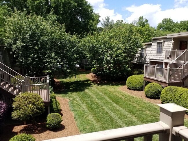 Building Photo - Overlooks Peaceful & Pretty Courtyard!