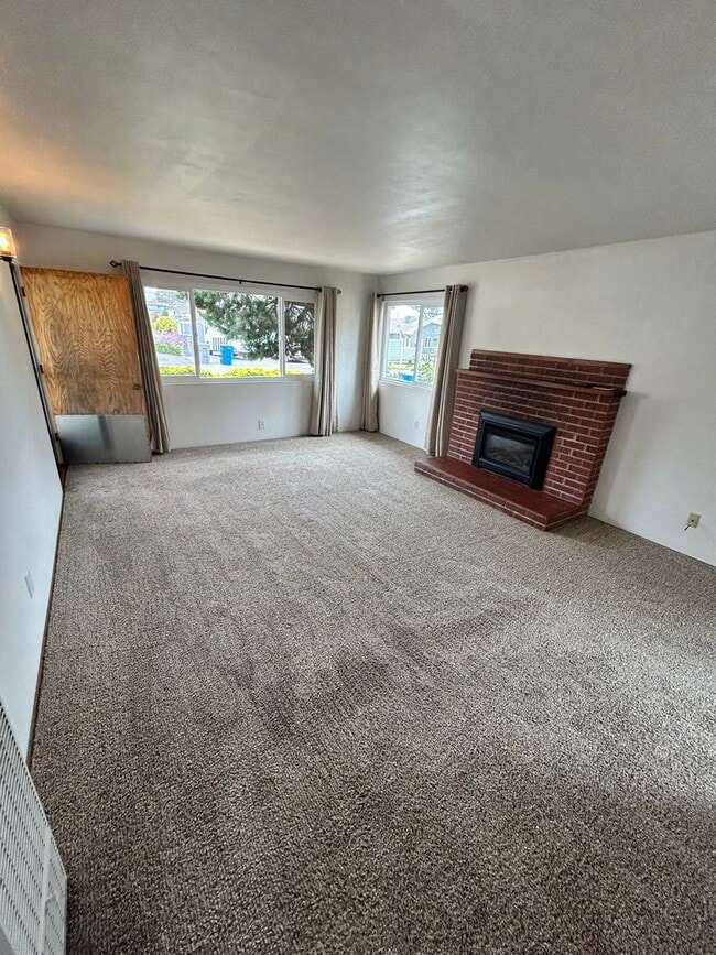 Building Photo - 2 bedroom 1 bath home w/ garage-ONE HOUSE ...
