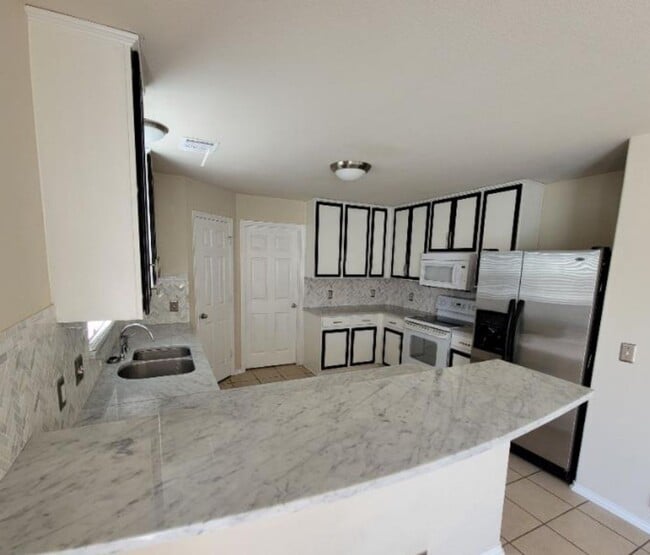 Building Photo - Modern 3BR/2.5BA Home with W/D In Unit• Covered Parking Central • AC in San Antonio