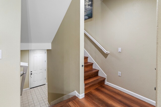 Building Photo - 690 Claridad Loop