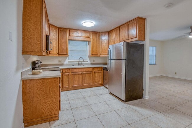 Building Photo - 301 S Lakeside Dr