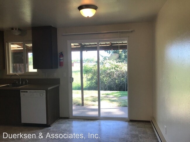 Building Photo - 120-124 NE Conifer Blvd