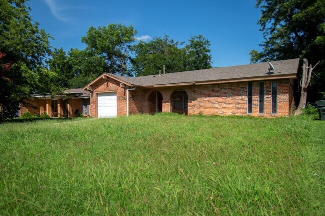 Building Photo - 3 Bed 1 Bath in Midwest City! Half off on ...