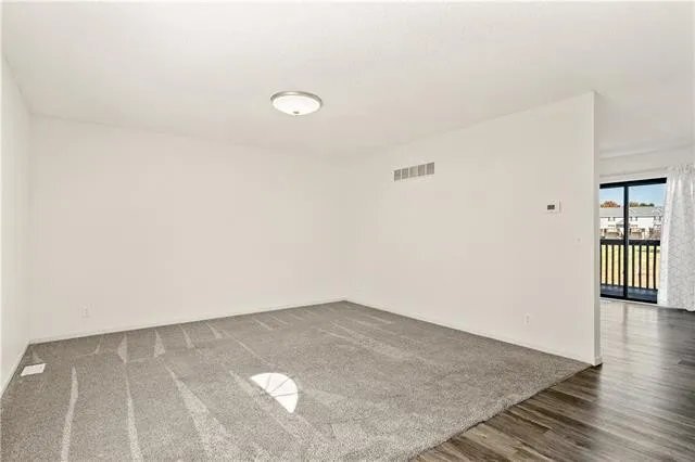 Foto del edificio - 215 Stonebridge Ln