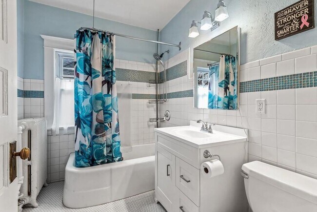 Building Photo - June 2025 ~ Cute 4 bedroom house. Spacious...