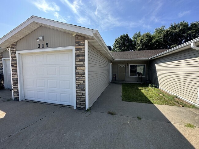 Building Photo - 315 Crestview Ln