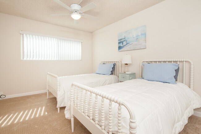 Foto del edificio - Water, Cable, Trash Included in this Beautiful 2 Bedroom Unfurnished Condo w/AC!